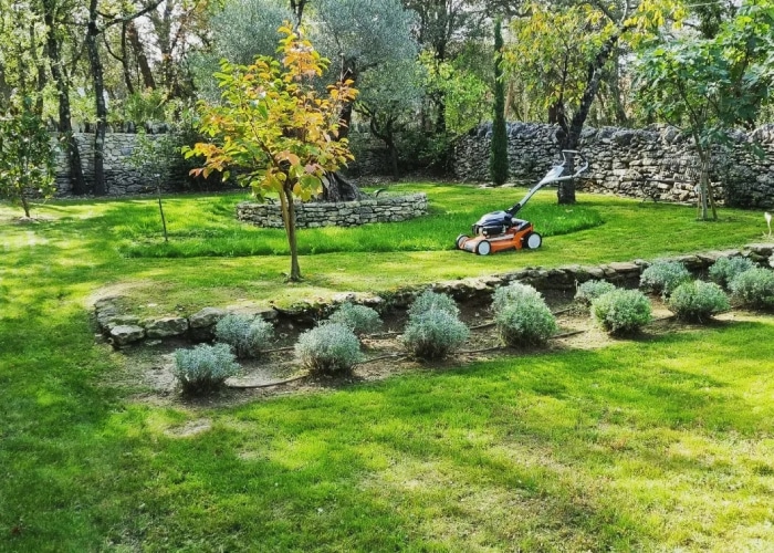 Tonte jardin à l'isle-sur-la-sorgue